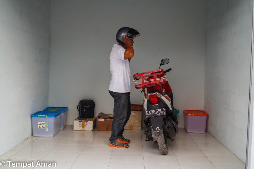 Example of a storage unit with motorcycle and boxes